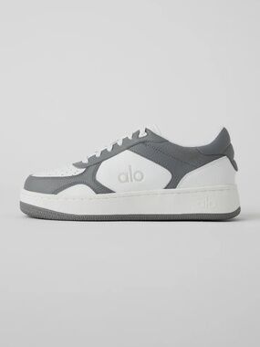 NEW Alo Yoga Recovery Mode Sneaker in women’s size 6, grey and white